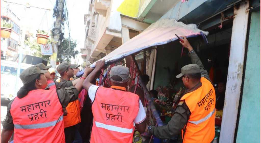 विराटनगरमा फुटपाथ खाली र टहरा भत्काउने अभियान