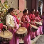 महिला समूहलाई नौमती बाजा बजाउन भ्याइनभ्याई